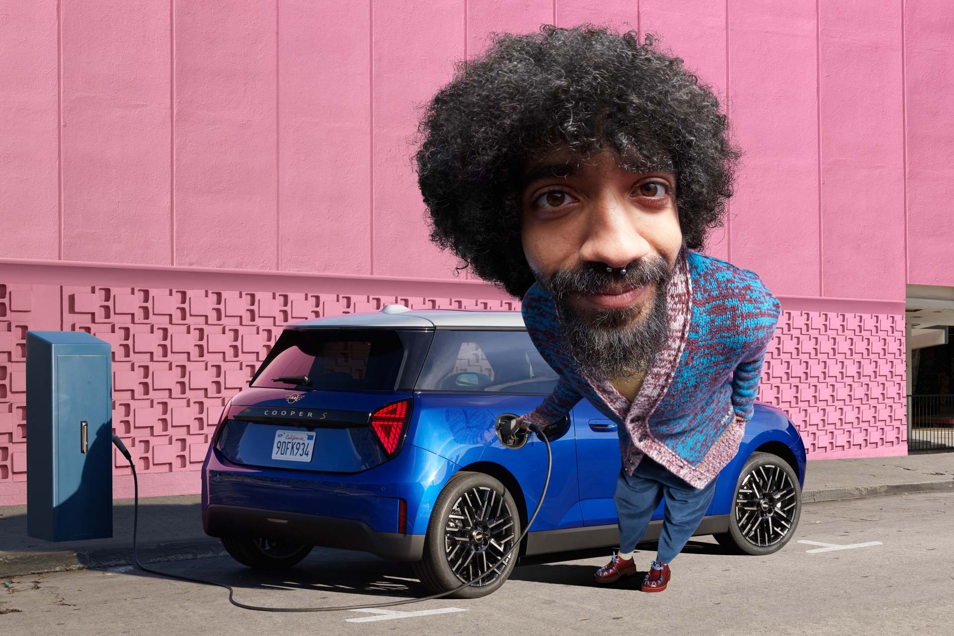 السيارة MINI الكهربائية بالكامل – الشحن - الشحن في محطات الشحن العامة